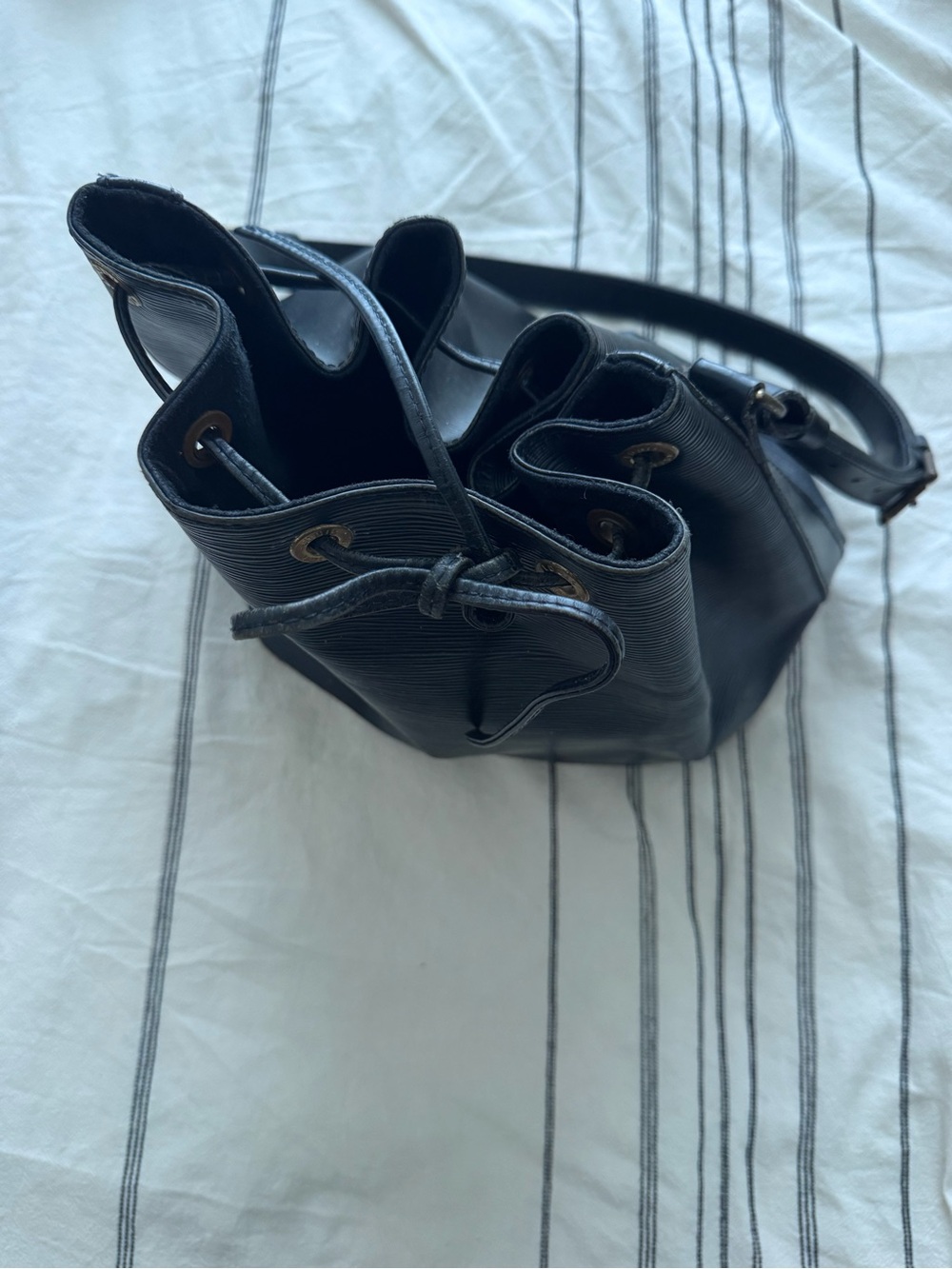 Vintage Louis Vuitton Noé Bucket Bag in black leather with gold hardware - Picture 4 of 7